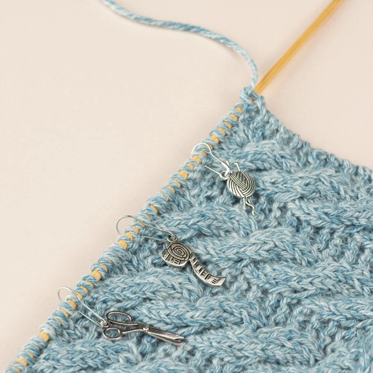 Stitch Markers w. Shawl Needle - Image 4