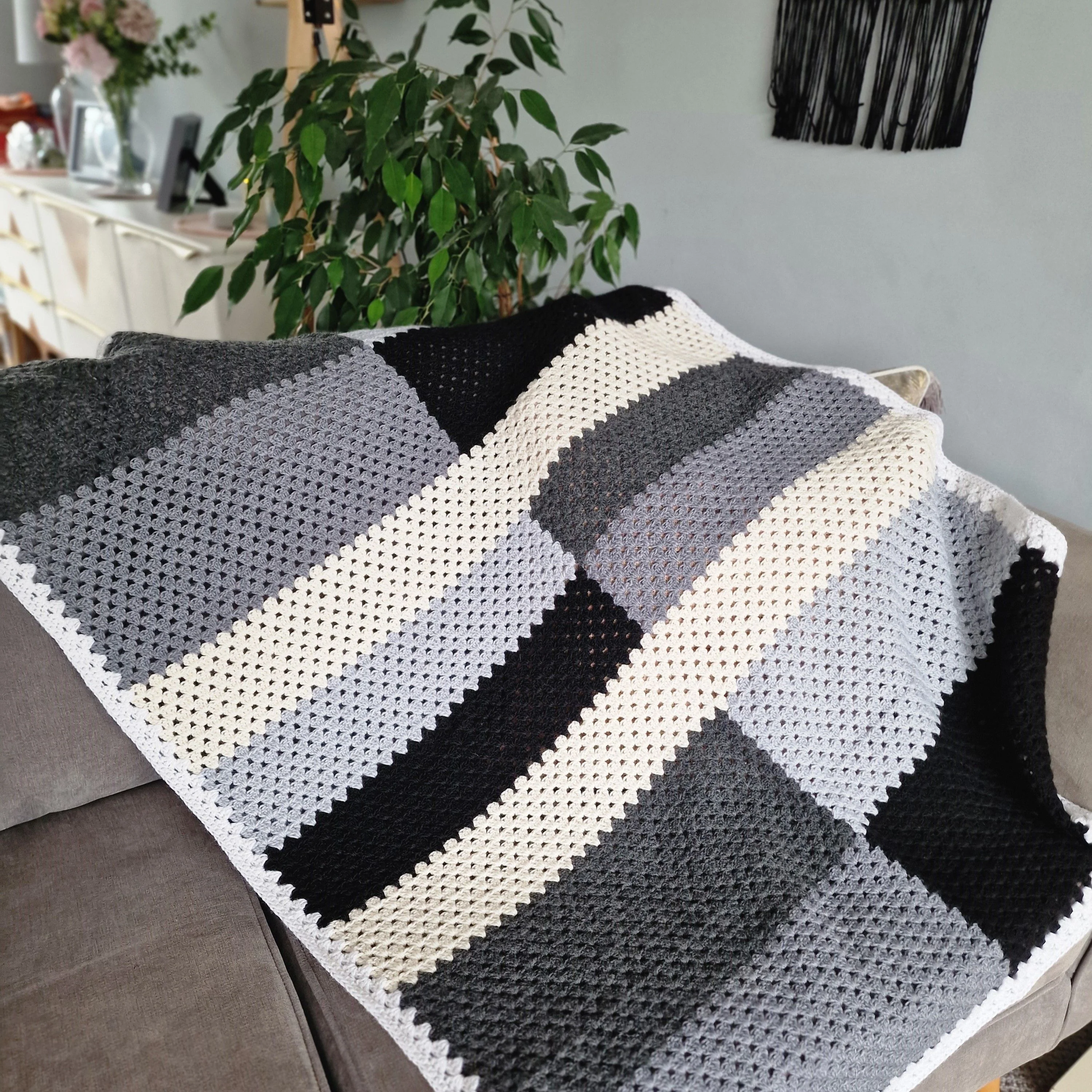 Granny’s on the block - Blanket - Image 4