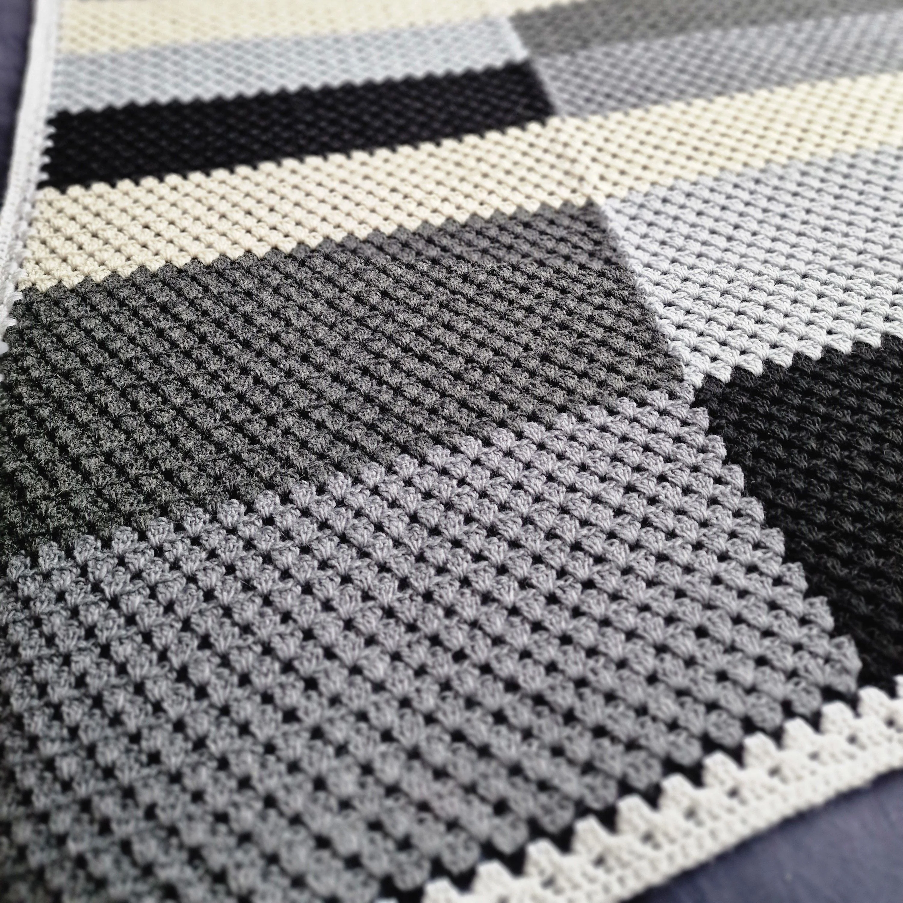 Granny’s on the block - Blanket - Image 8