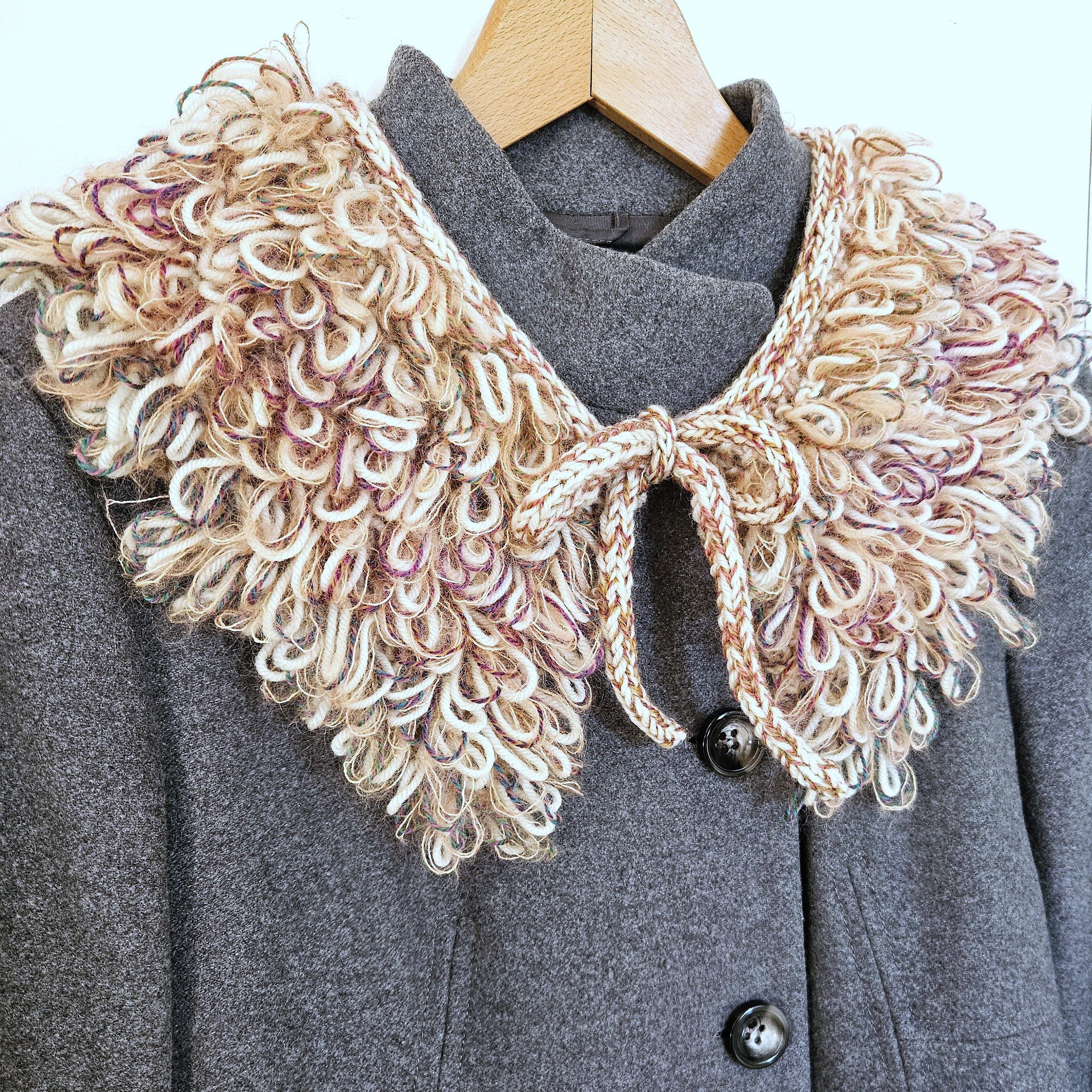 Den Glade Krave - Decorative collar in loop stitch